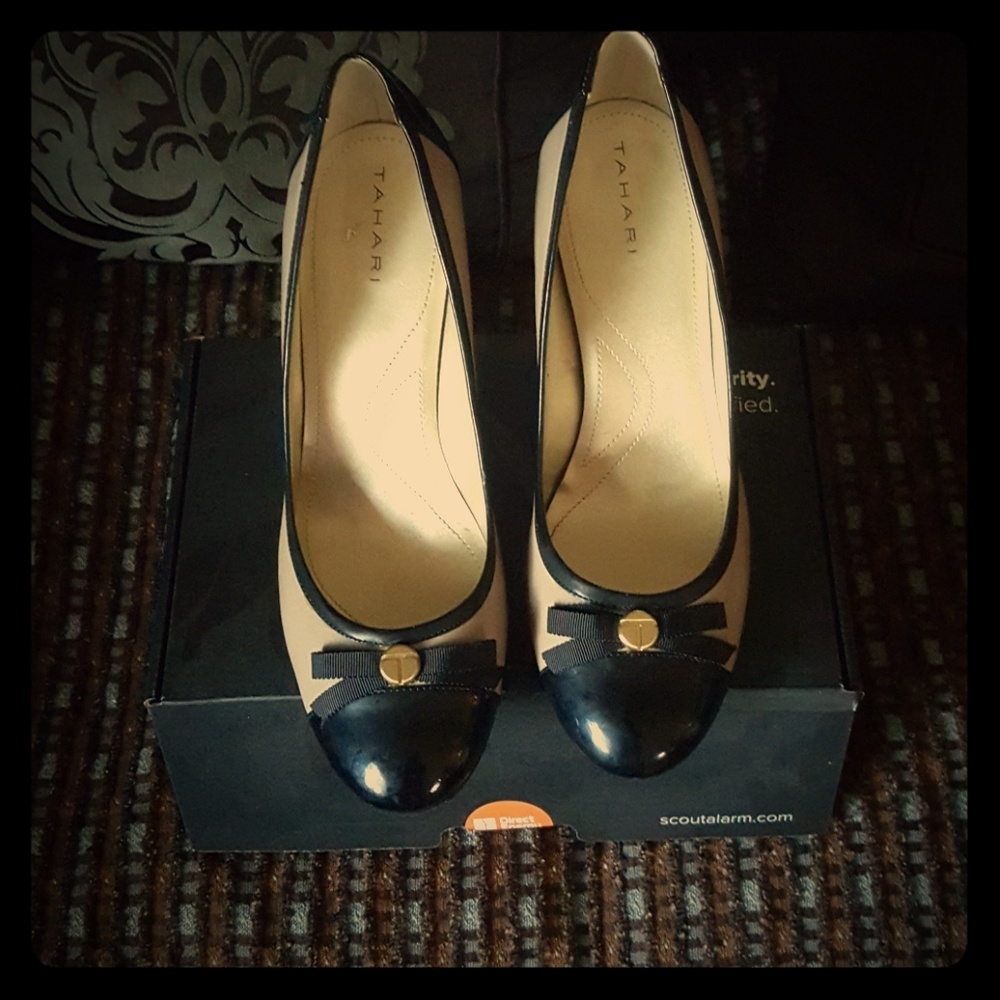 Tahari size 10 Beige and Black Heels